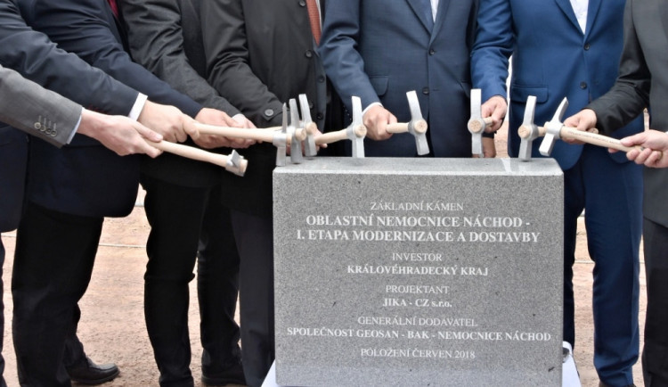 Bourání skončilo, nyní se začne stavět. Modernizace náchodské nemocnice pokračuje podle plánu