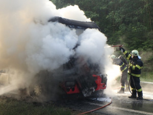 U Chlumce nad Cidlinou shořel nákladní automobil, který vezl dlaždice