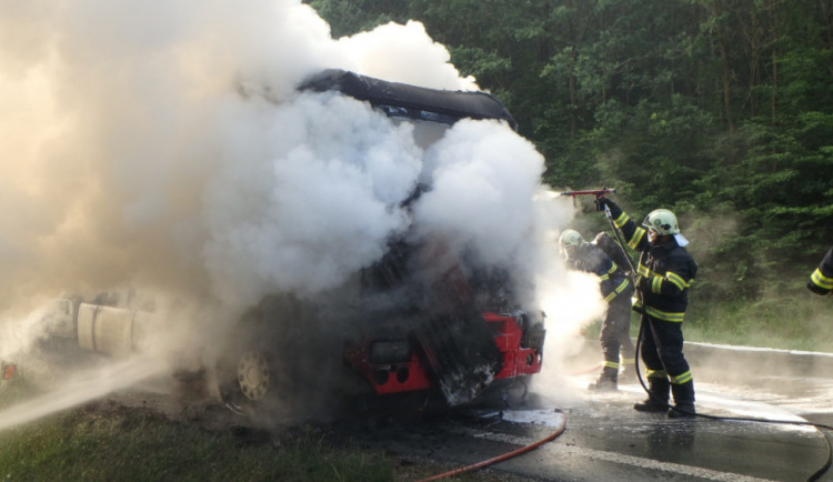 Požár nákladního automobilu u Chlumce nad Cidlinou