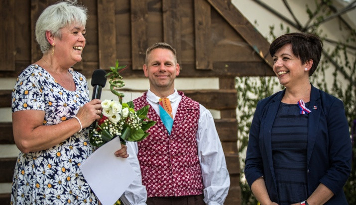 Jana Jarkovská (vlevo) přijímá ocenění