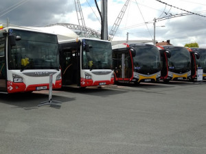 Hradec Králové převzal první polovinu z dvaceti elektrobusů za 246 milionů korun