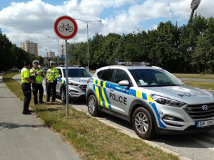 Hradečtí policisté se dnes zaměřili na řidiče s mobilním telefonem v ruce. Zastavili téměř osm desítek hříšníků