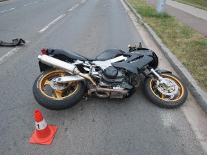 Mladý motorkář se zákazem řízení ujížděl policii. Hradeckými ulicemi jel i sto dvaceti kilometrovou rychlostí