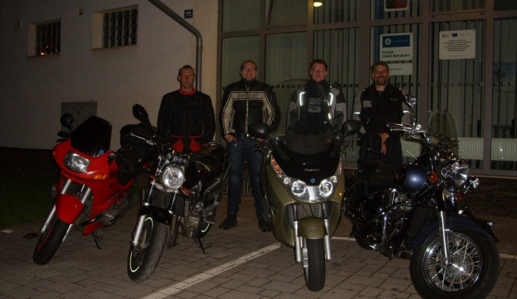 Účastníci akce Okolo ČR pro dobrou věc