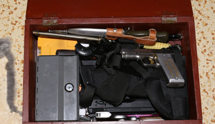 Zabavené zbraně manželského páru