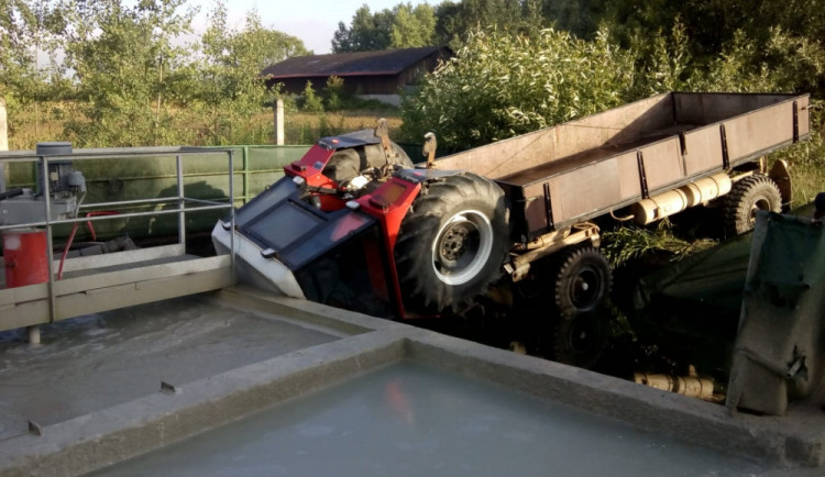 Traktor ponořený do jímky