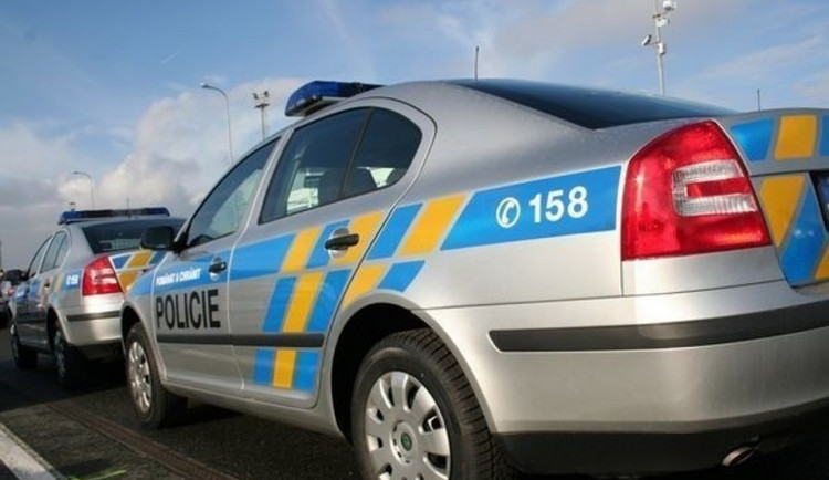 Neznámý podvodník měl připravit seniorku o desítky tisíc. Policisté varují, že takových případů přibývá
