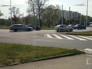 Dopravu v Hradci Králové zkomplikuje oprava kruhového objezdu Brněnská