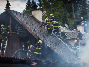 V Kounově na Rychnovsku hořel rodinný dům, požár způsobila technická závada na motorce