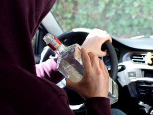 Hradeckými ulicemi jezdil řidič pod vlivem alkoholu, navíc bez řidičského oprávnění