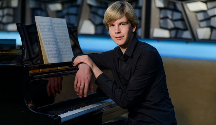(NE)OBYČEJNÍ: Matyáš Novák. Mimořádně talentovaný hradecký klavírista, který chová desítky slepic