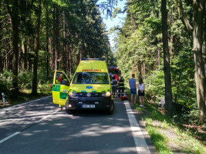 VIDEO: Na silnici I/11 nedaleko Vamberka došlo k čelnímu střetu dvou vozidel, na místě zasahoval vrtulník