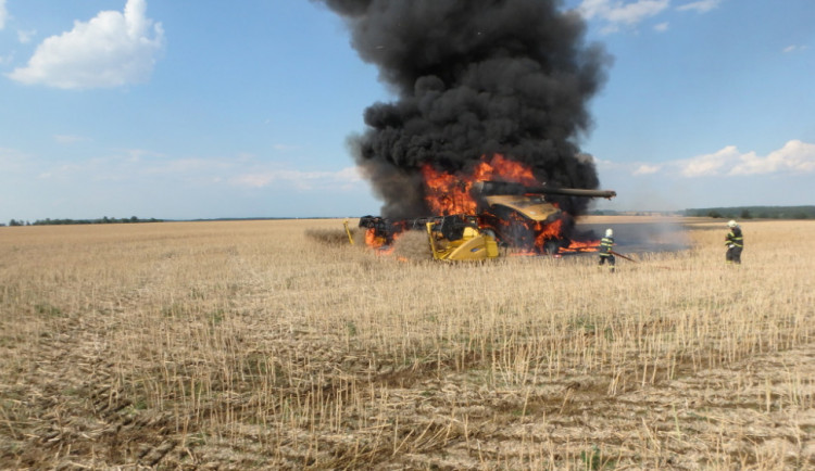 Hořící kombajn u Nepolis