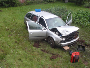 Auto vylétlo ze silnice do zahrady, zasahovat musel záchranářský vrtulník