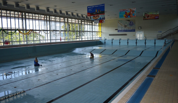 Bazén v průběhu odstávky