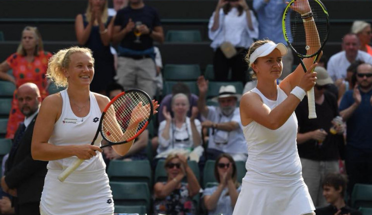 Siniaková s Krejčíkovou ovládly finále wimbledonské čtyřhry. Porazily česko-americký pár Peschkeová, Melicharová