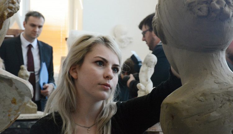 Studentka při práci