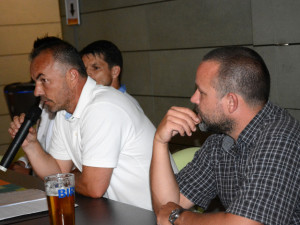 S mikrofonem trenér Zdenko Frťala