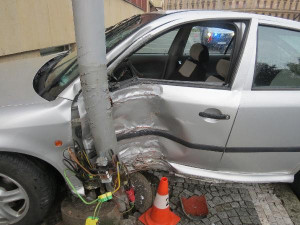 Nehoda v centru Hradce. Řidič najel na chodník a do sloupu veřejného osvětlení