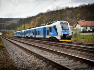 Vlakové spojení Pardubic, Hradce Králové a Liberce budou i další dva roky provozovat České dráhy