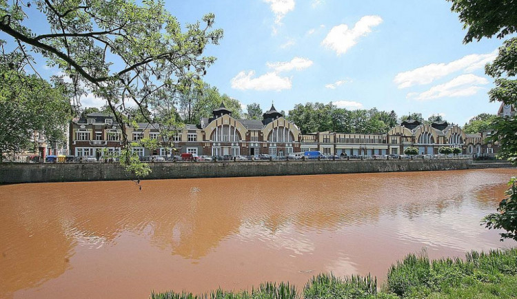 Secesní budovy na levém břehu Labe u jezu Hučák