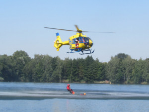 FOTO: Hradečtí hasiči nacvičovali záchranu osob z vody za pomoci vrtulníku