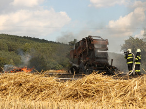 FOTO: Hasiči likvidovali požár lisu na obilí