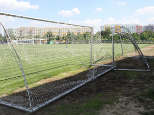 Na třebešském fotbalovém hřišti řádil vandal, poškodil brankové sítě i automatický postřikovač trávy