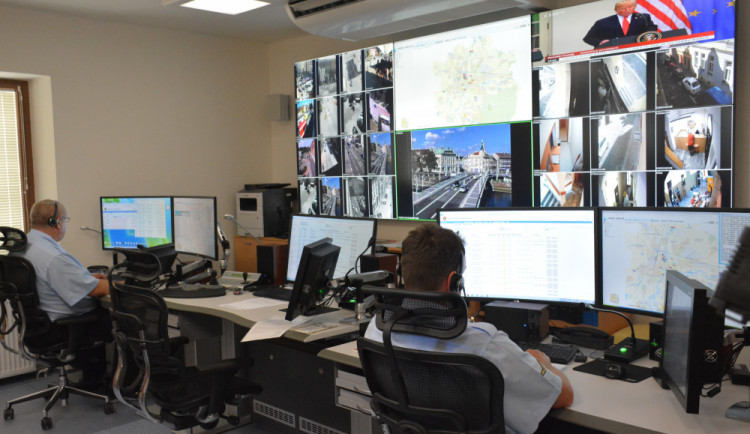 Dispečink hradeckých strážníků má nové moderní zázemí