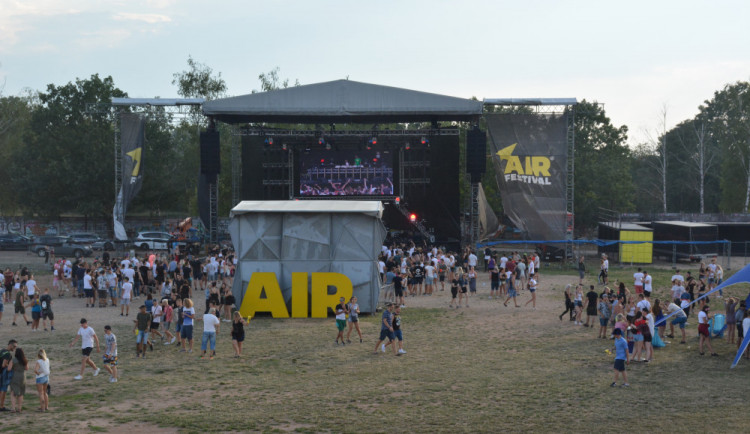 FOTO: Hradecký AIR Festival začal. Během dvou dnů vystoupí desítky umělců