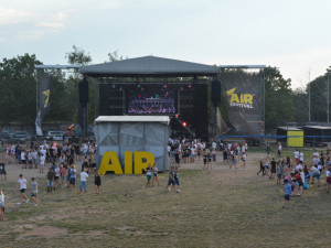 FOTO: Hradecký AIR Festival začal. Během dvou dnů vystoupí desítky umělců