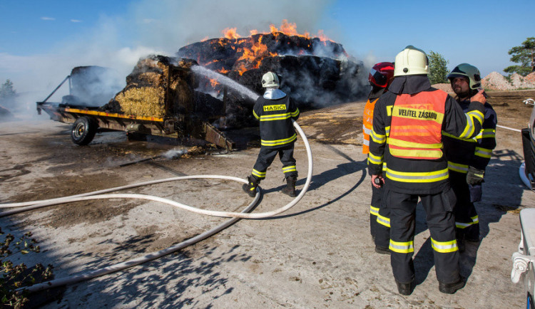FOTO: V Českém Meziříčí hořel stoh slámy
