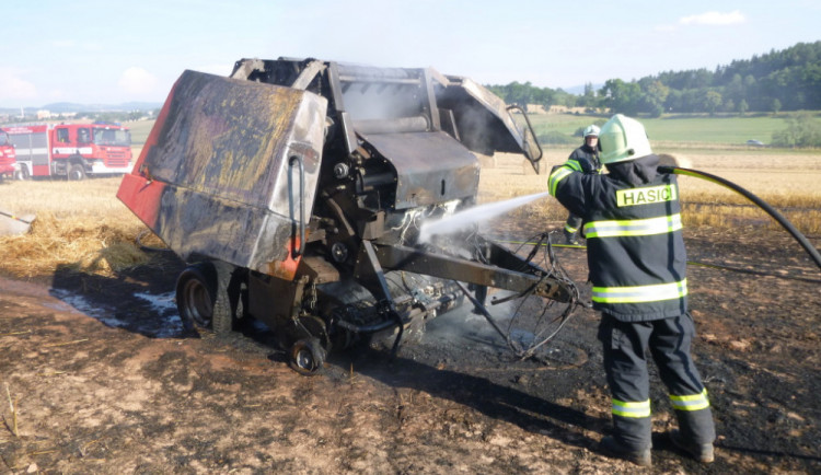 V Hejtmánkovicích shořel lis na slámu