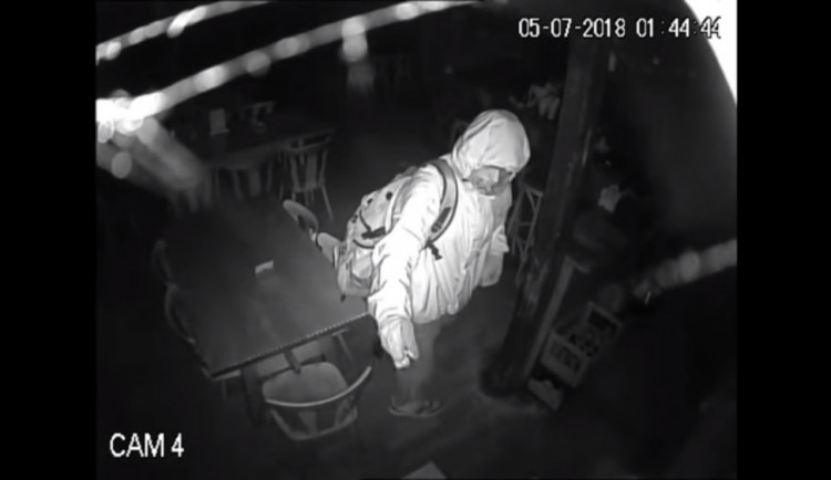 VIDEO: Policie hledá muže, který v Doudlebách nad Orlicí vykradl restauraci