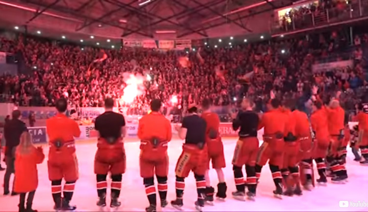 VIDEO: Mountfield HK má novou hymnu. Složila ji hradecká kapela, podílel se na ní fanklub