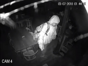 VIDEO: Policie hledá muže, který v Doudlebách nad Orlicí vykradl restauraci