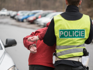 Policisté z Hradce Králové řeší dvě "vloupačky" do obchodů během jedné noci