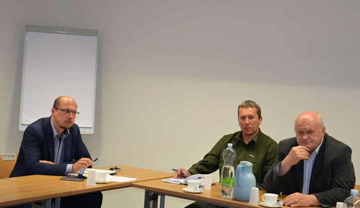 Hejtman Jiří Štěpán (vlevo) a radní Karel Klíma (vpravo) na jednání o kůrovci v Královéhradeckém kraji.