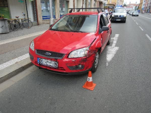 Po nehodě v centru Hradce oba řidiči odjeli. Jeden byl opilý, druhého hledá policie