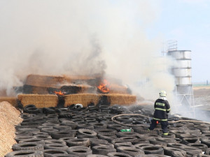 FOTO: Celou neděli bojovali hasiči s požárem stohu na Novobydžovsku