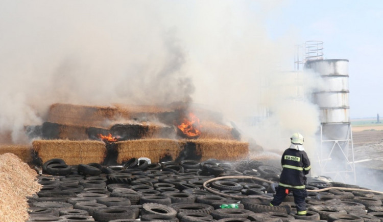 Celou neděli bojovali hasiči s požárem stohu na Novobydžovsku