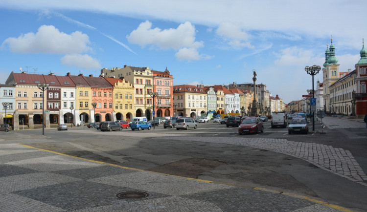 PŘEHLED: O hlasy v komunálních volbách chce v Hradci bojovat 13 subjektů, zde je přehled jejich lídrů