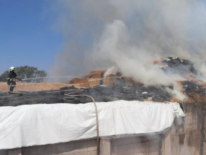 Celou neděli bojovali hasiči s požárem stohu na Novobydžovsku