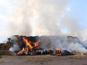 Celou neděli bojovali hasiči s požárem stohu na Novobydžovsku