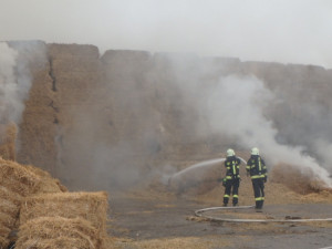 Celou neděli bojovali hasiči s požárem stohu na Novobydžovsku
