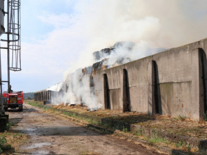 Celou neděli bojovali hasiči s požárem stohu na Novobydžovsku