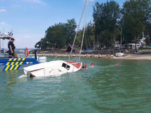 Na Rozkoši se převrhla loď. Záchranná akce byla úspěšná, posádka vyvázla bez zranění