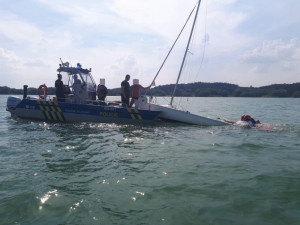 Na Rozkoši se převrhla loď. Záchranná akce byla úspěšná, posádka vyvázla bez zranění