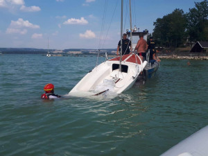 Na Rozkoši se převrhla loď. Záchranná akce byla úspěšná, posádka vyvázla bez zranění