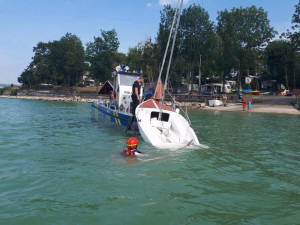 Na Rozkoši se převrhla loď. Záchranná akce byla úspěšná, posádka vyvázla bez zranění